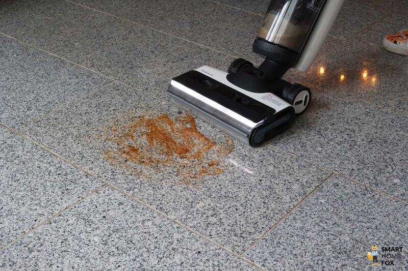 Saugwischen des eingetrockneten Ketchupflecks